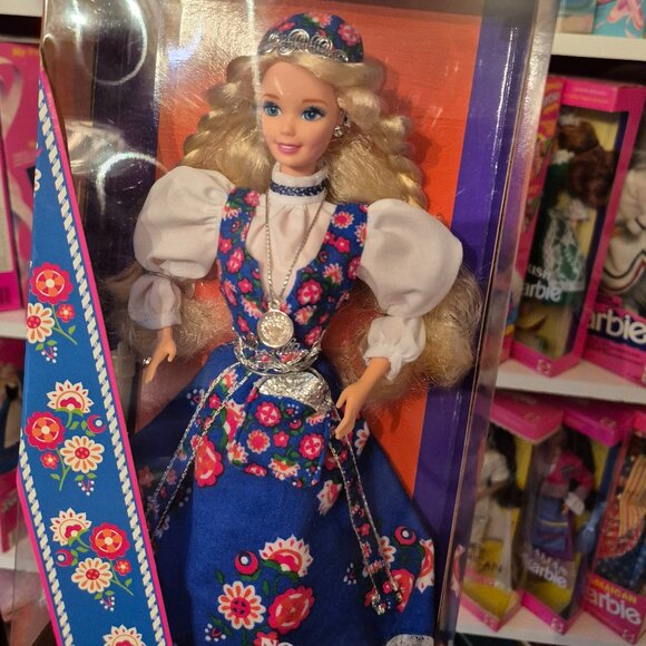 1993 Norwegian Dolls of the World Barbie - Picture 1 of 7